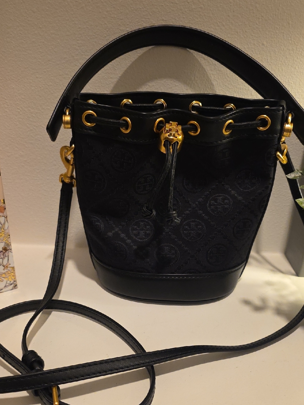 Tory Burch Black Logo-Accent Drawstring Bucket Bag